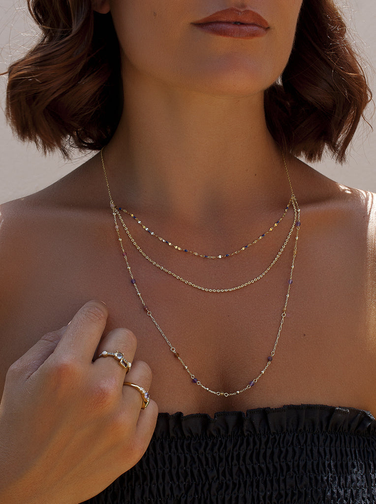 Collar multicapa lavanda de plata bañada en oro con piedras