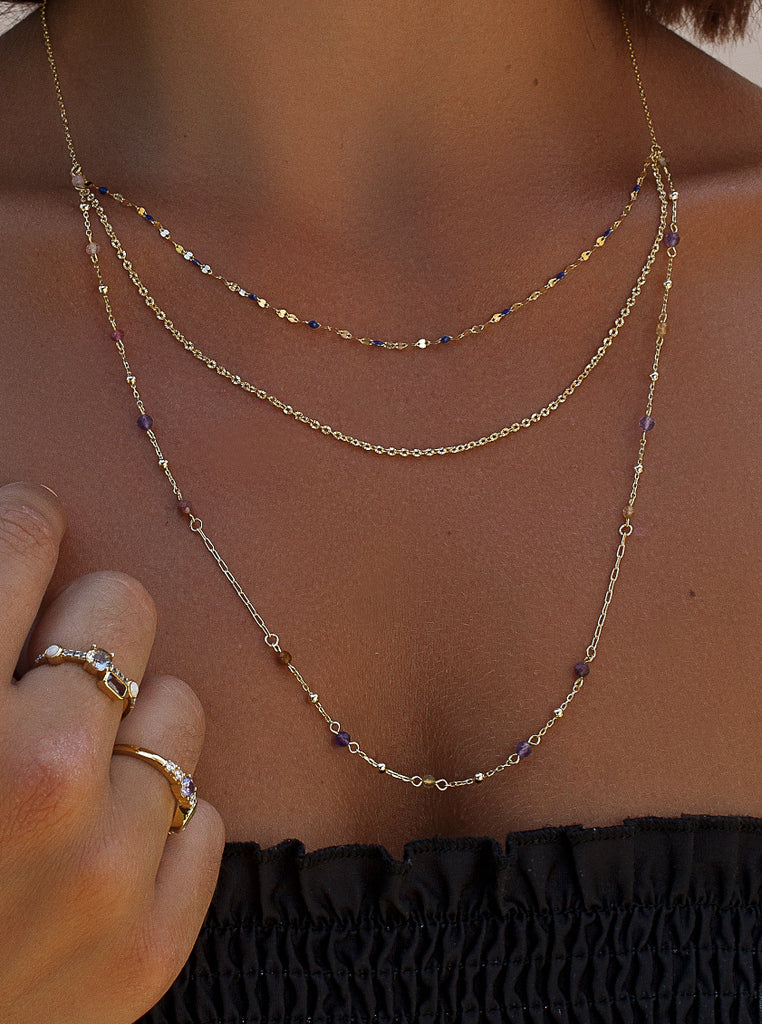 Collar multicapa lavanda de plata bañada en oro con piedras