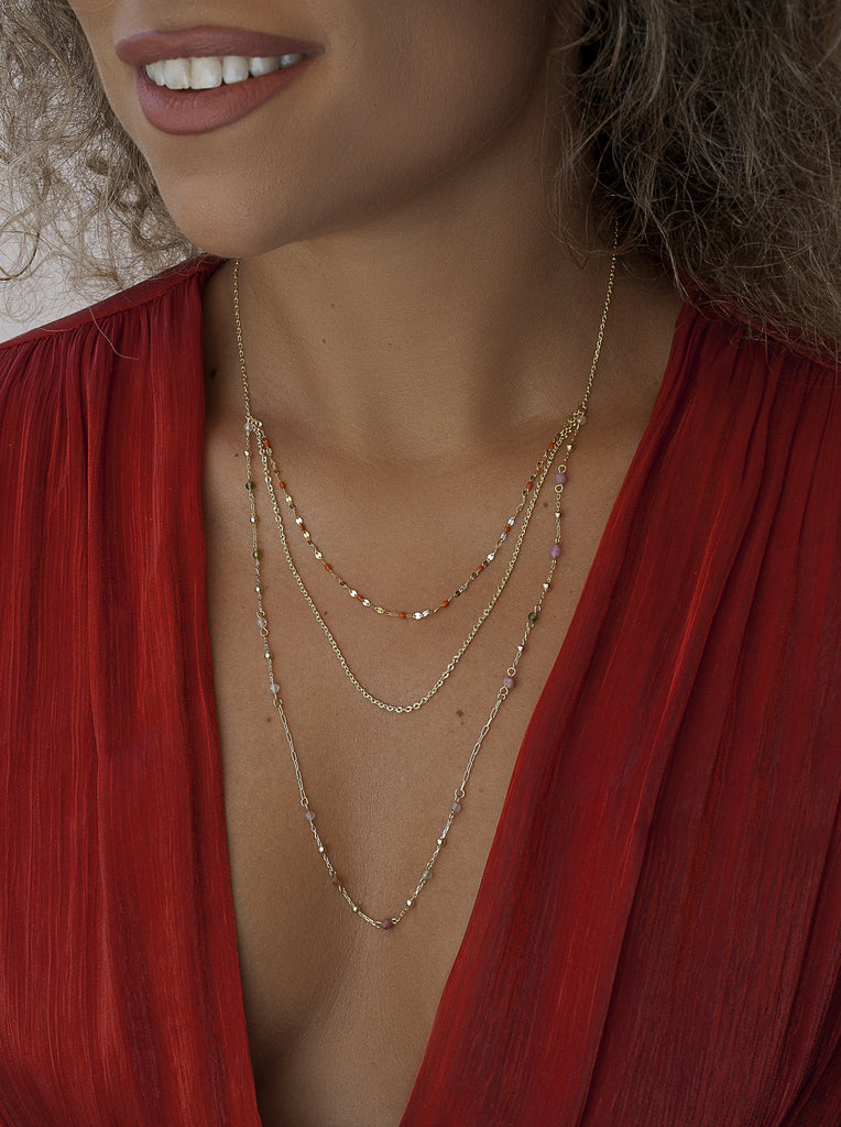 Collar multicapa tierra de plata bañada en oro con piedras multicolor