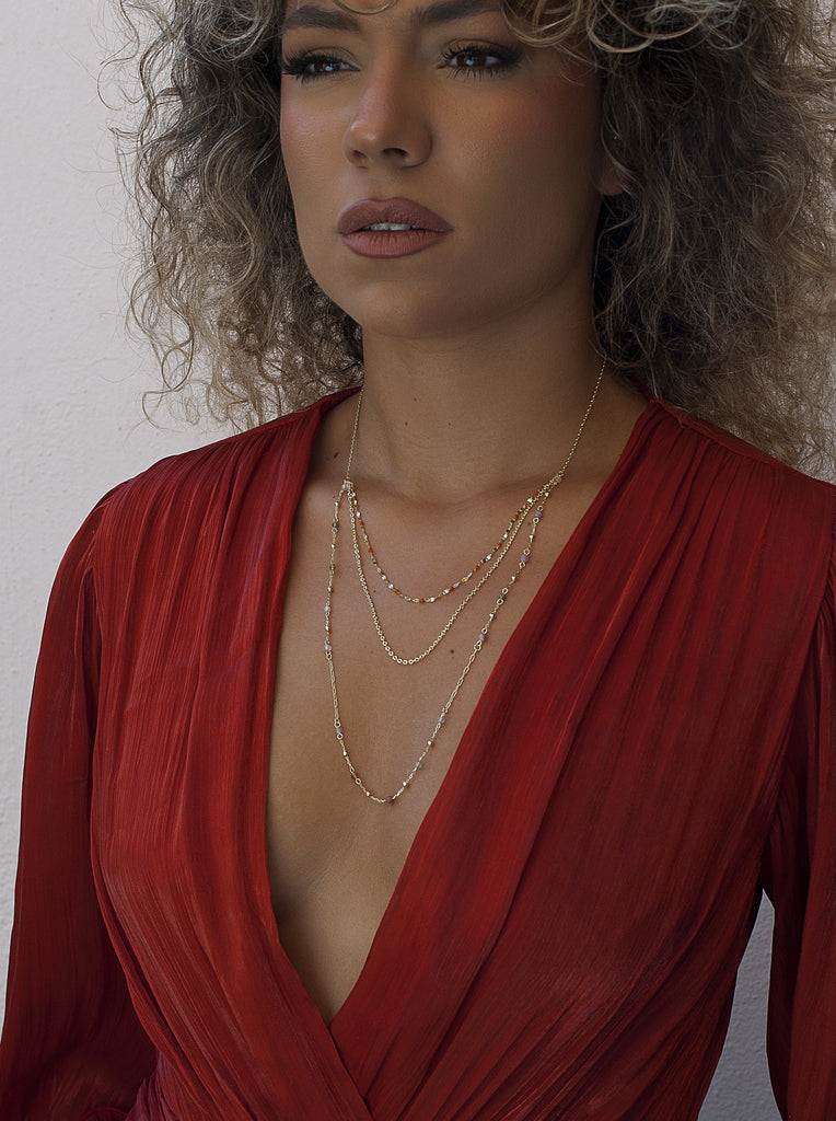 Collar multicapa tierra de plata bañada en oro con piedras multicolor