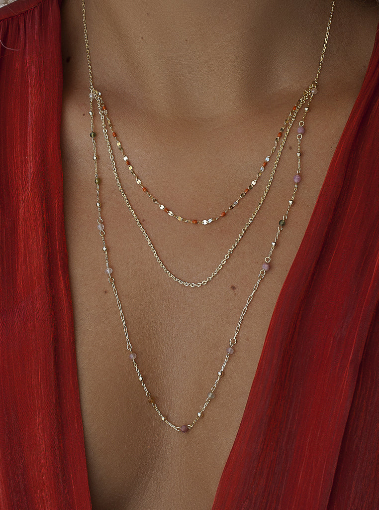 Collar multicapa tierra de plata bañada en oro con piedras multicolor