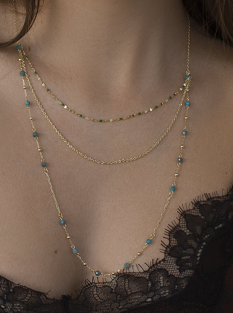 Collar multicapa turquesa de plata bañada en oro con piedras azules y verdes