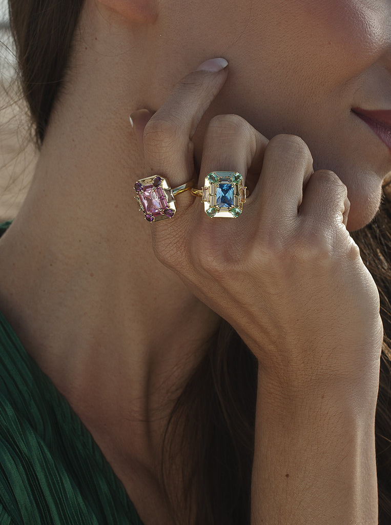 Anillo con piedras multicolor azul en plata bañada en oro