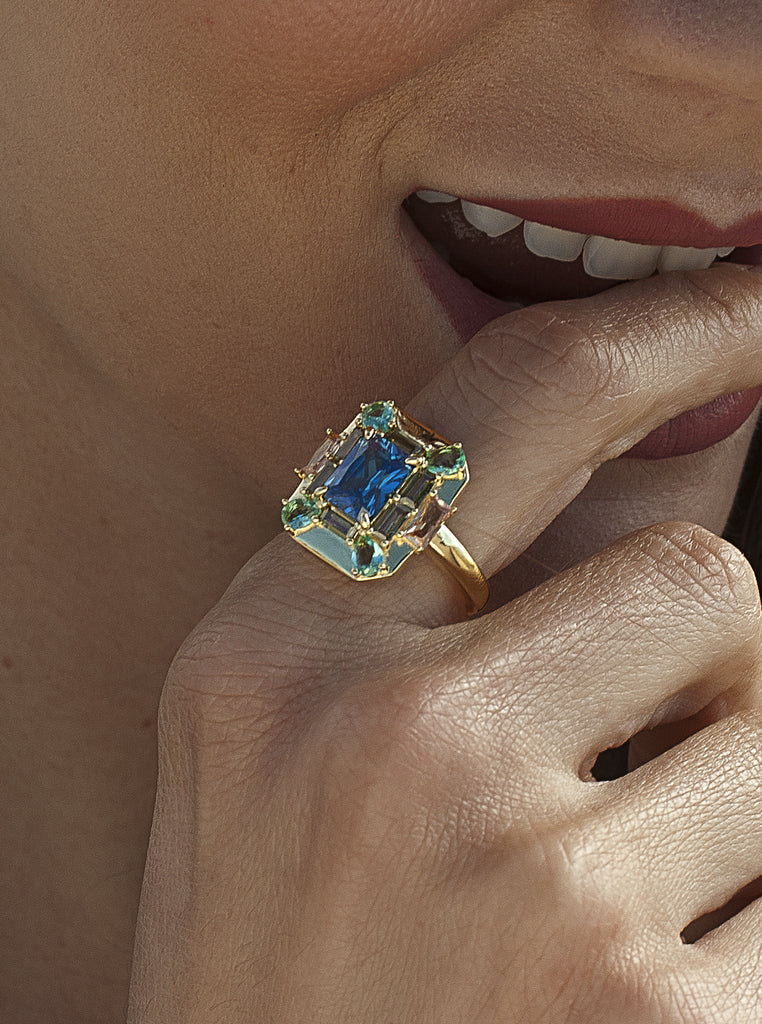Anillo con piedras multicolor azul en plata bañada en oro