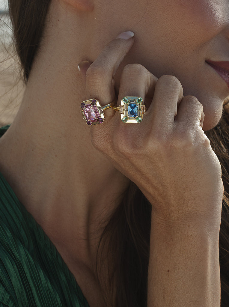 Anillo con piedras multicolor rosa en plata bañada en oro