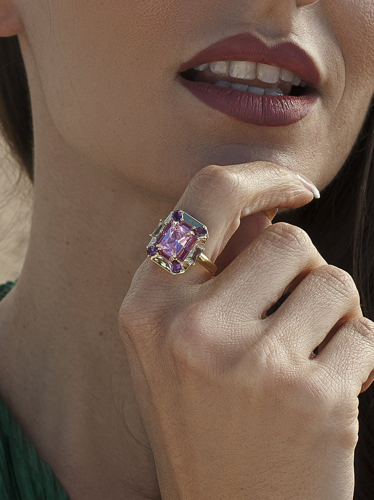 Anillo con piedras multicolor rosa en plata bañada en oro