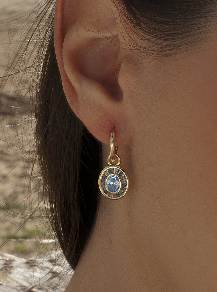 Pendientes aro halo azul en plata bañada en oro con circonitas
