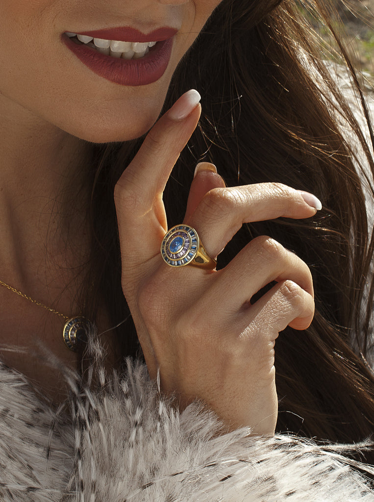 Anillo sello halo azul en plata bañada en oro con circonitas