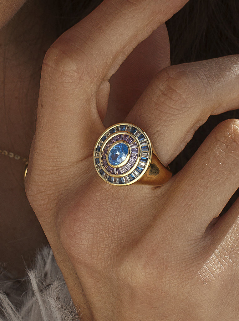 Anillo sello halo azul en plata bañada en oro con circonitas