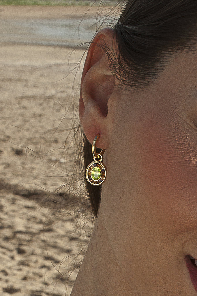 Pendientes aro halo verde en plata bañada en oro con circonitas