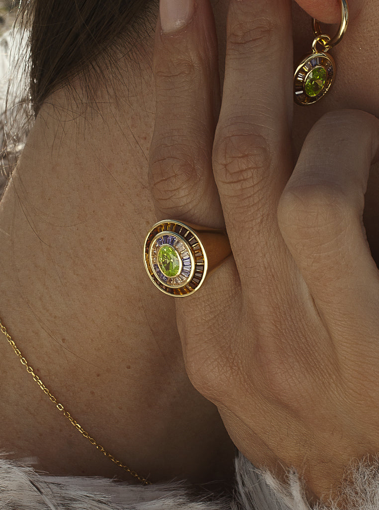 Anillo sello halo verde en plata bañada en oro con circonitas