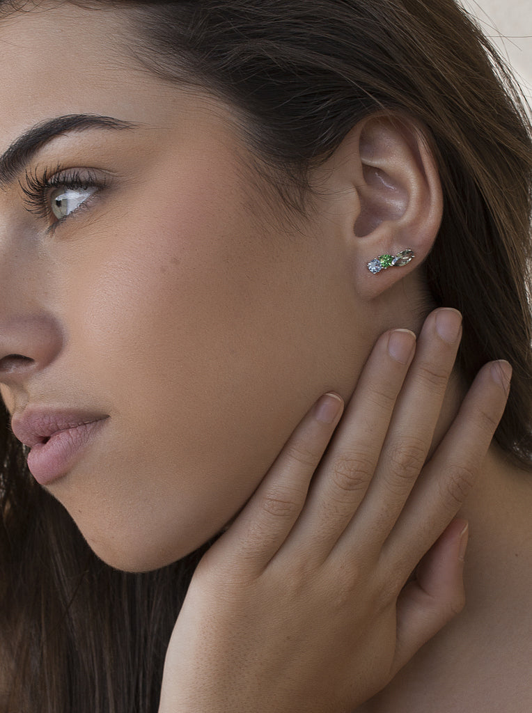 Pendientes trepadores de plata y piedras verdes
