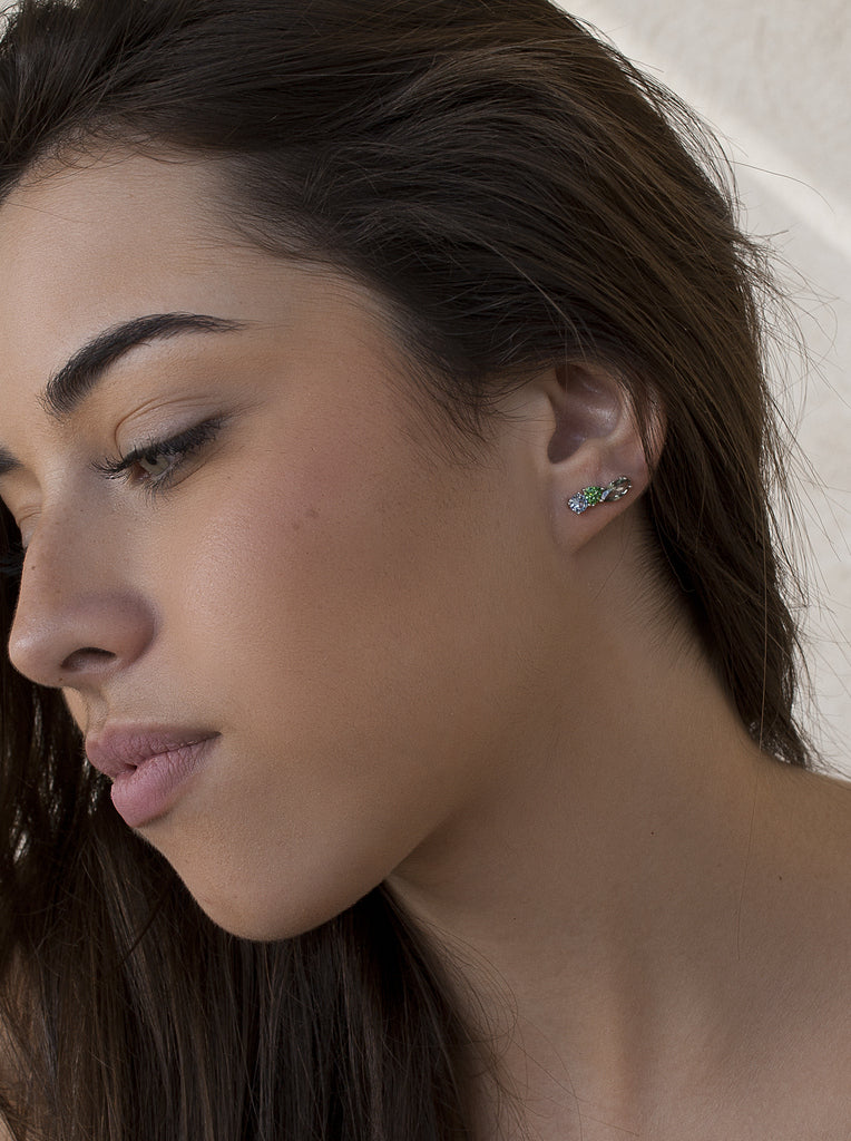 Pendientes trepadores de plata y piedras verdes