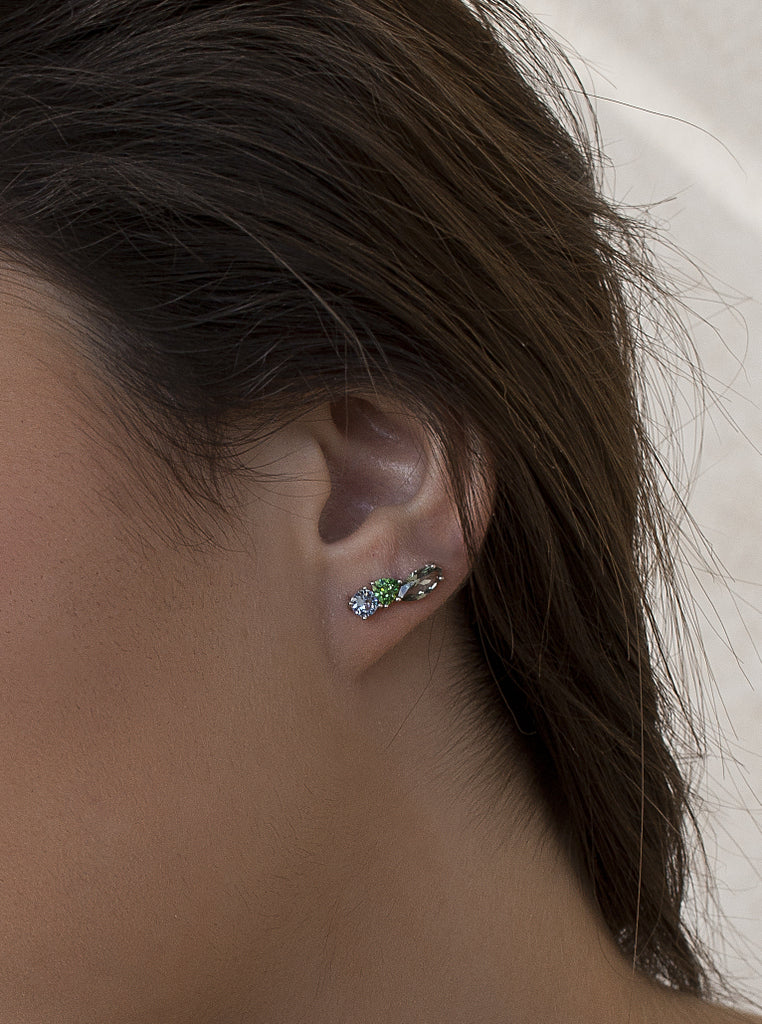 Pendientes trepadores de plata y piedras verdes