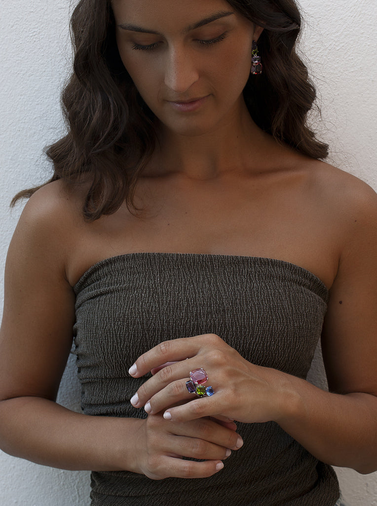 Anillo abierto de plata con piedras fucsia  lila  verde y turquesa