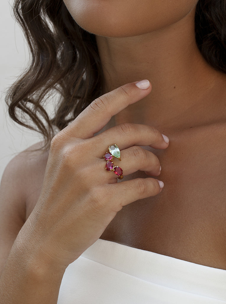 Anillo de plata bañada en oro con piedras verdes y fucsias