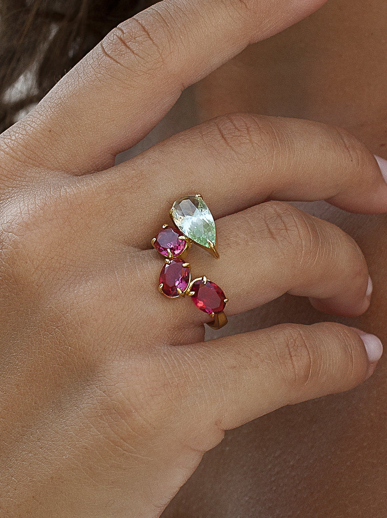Anillo de plata bañada en oro con piedras verdes y fucsias