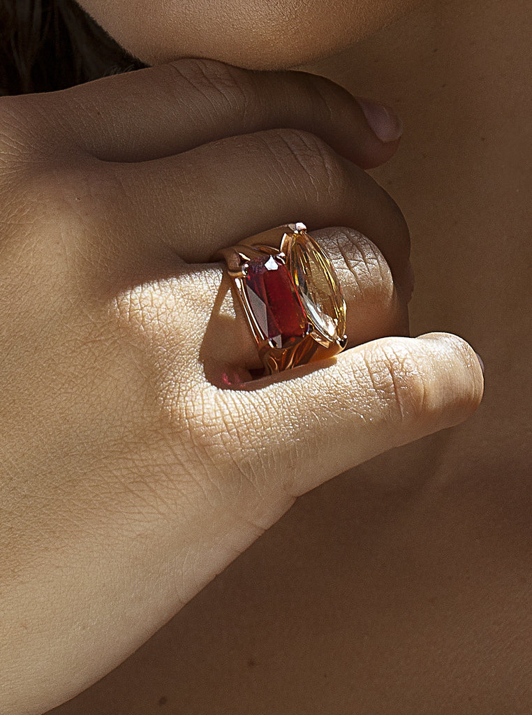 Anillo de plata bañada en oro rosa con piedras rosa frambuesa y champán