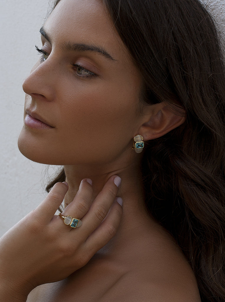 Anillo de plata dorado con piedra turquesa y ópalo