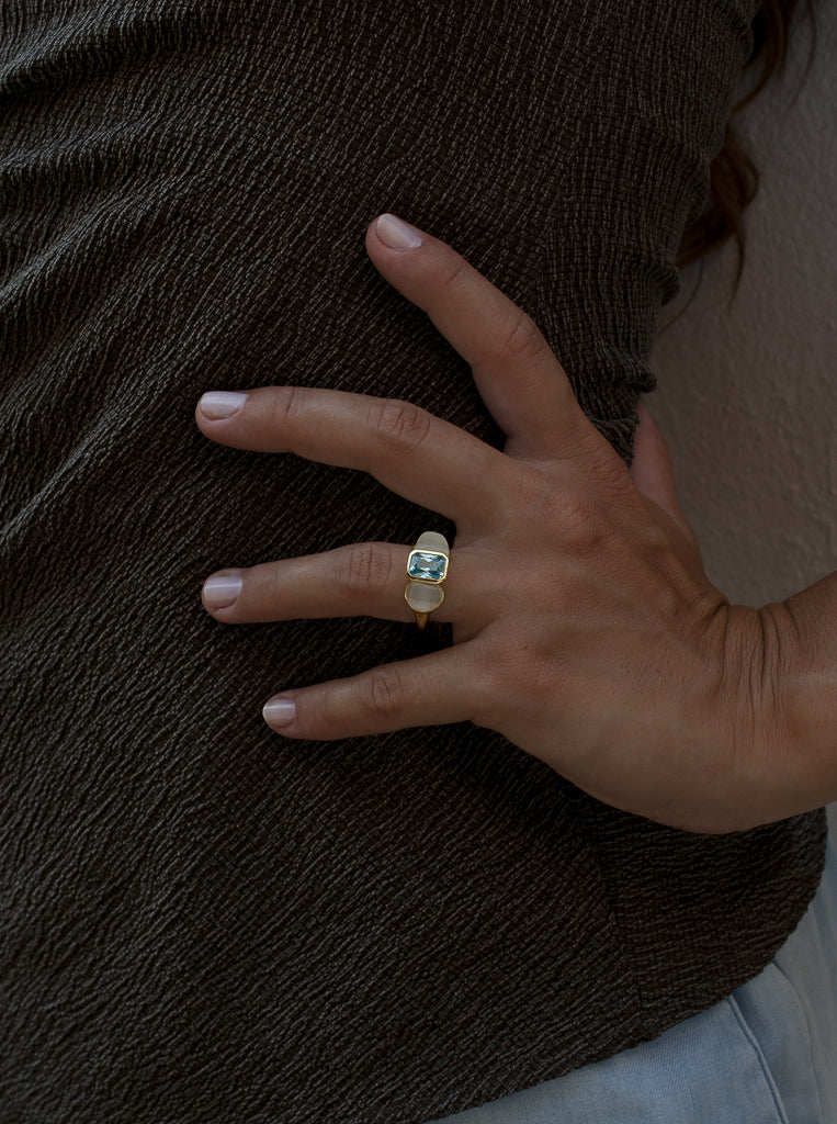 Anillo de plata dorado con piedra turquesa y ópalo