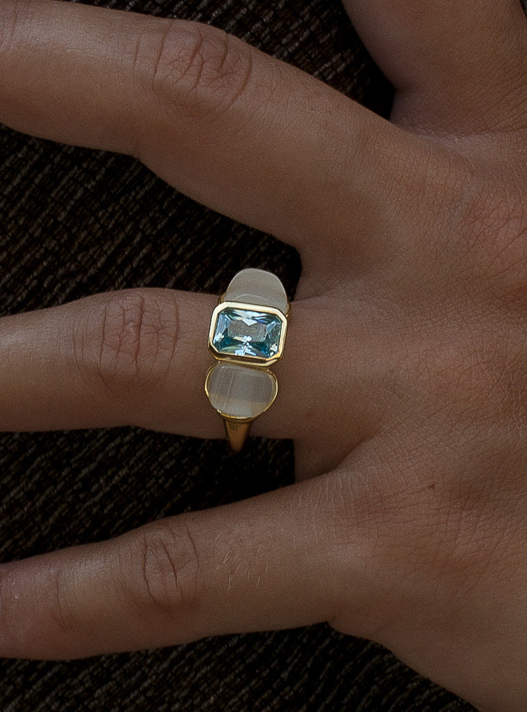 Anillo de plata dorado con piedra turquesa y ópalo