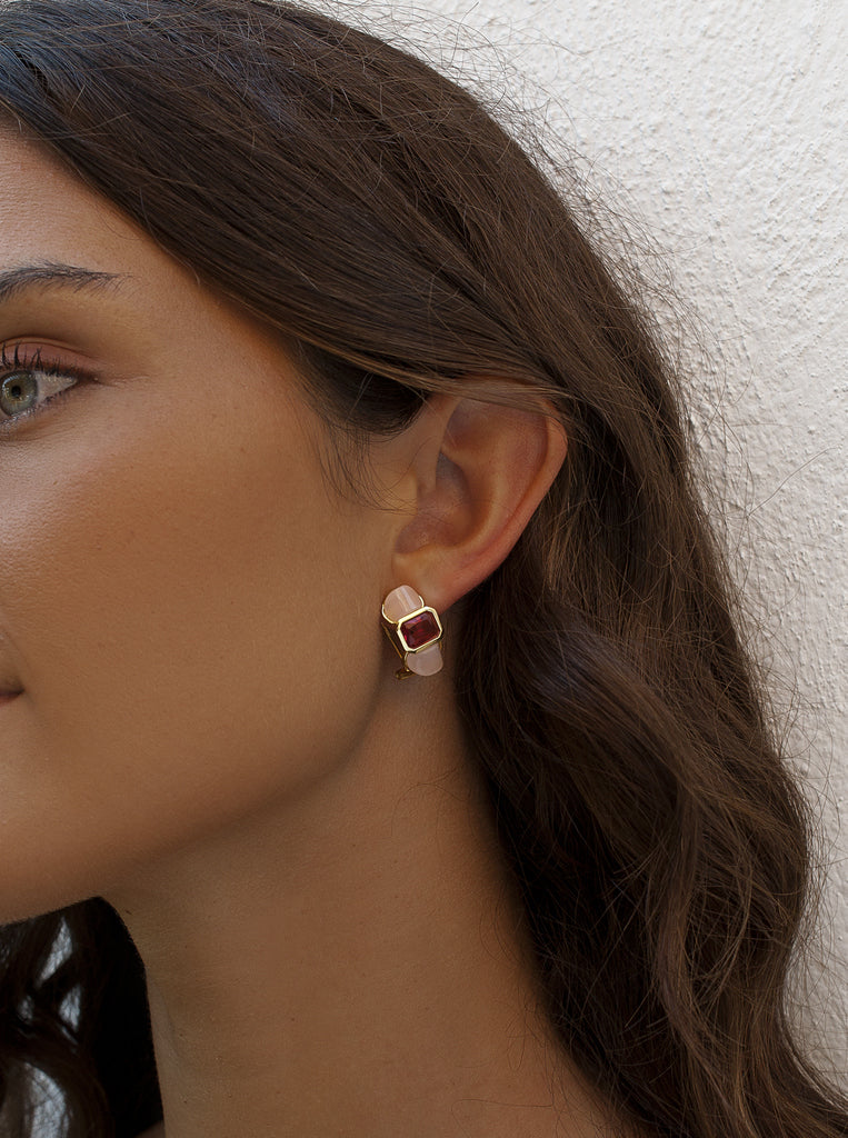 Pendientes de plata dorados con piedra rosa y ópalo