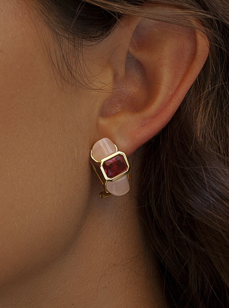 Pendientes de plata dorados con piedra rosa y ópalo