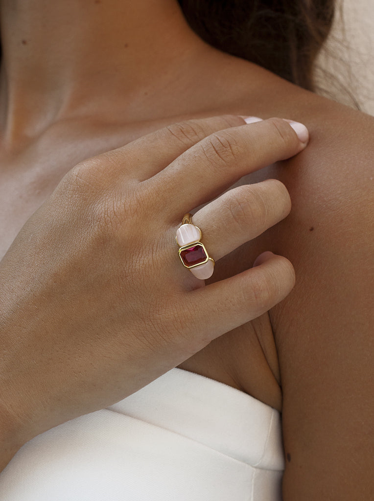 Anillo de plata dorado con piedra rosa y ópalo
