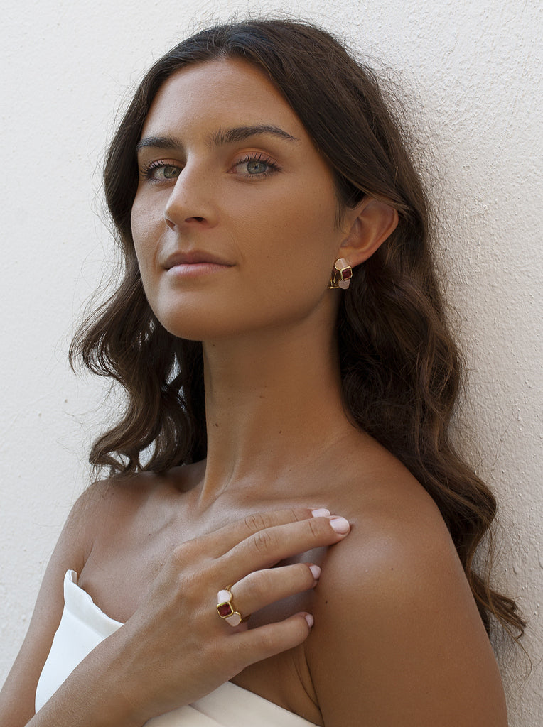 Anillo de plata dorado con piedra rosa y ópalo