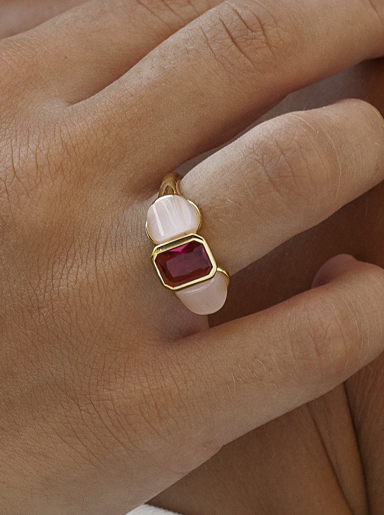 Anillo de plata dorado con piedra rosa y ópalo