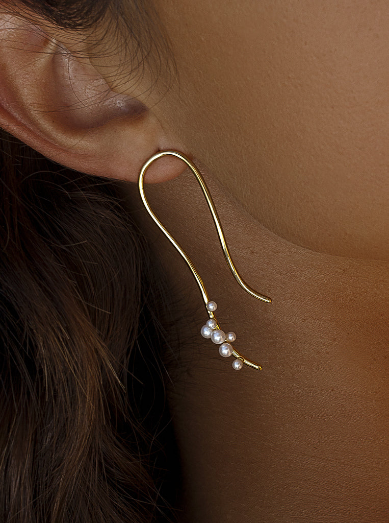 Pendientes de plata bañada en oro con perlas y diseño orgánico curvo