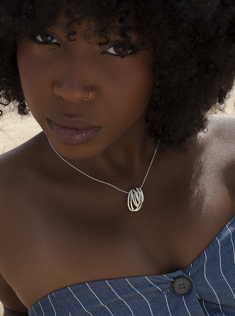 Collar de plata bicolor con circonitas – diseño entrelazado