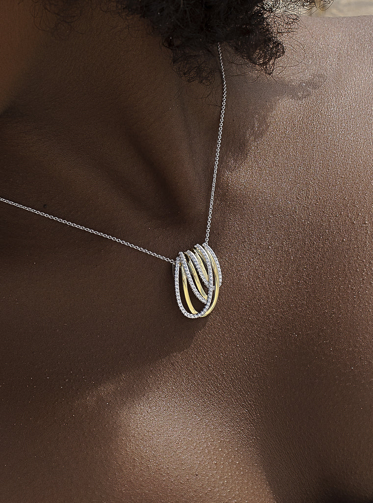 Collar de plata bicolor con circonitas – diseño entrelazado