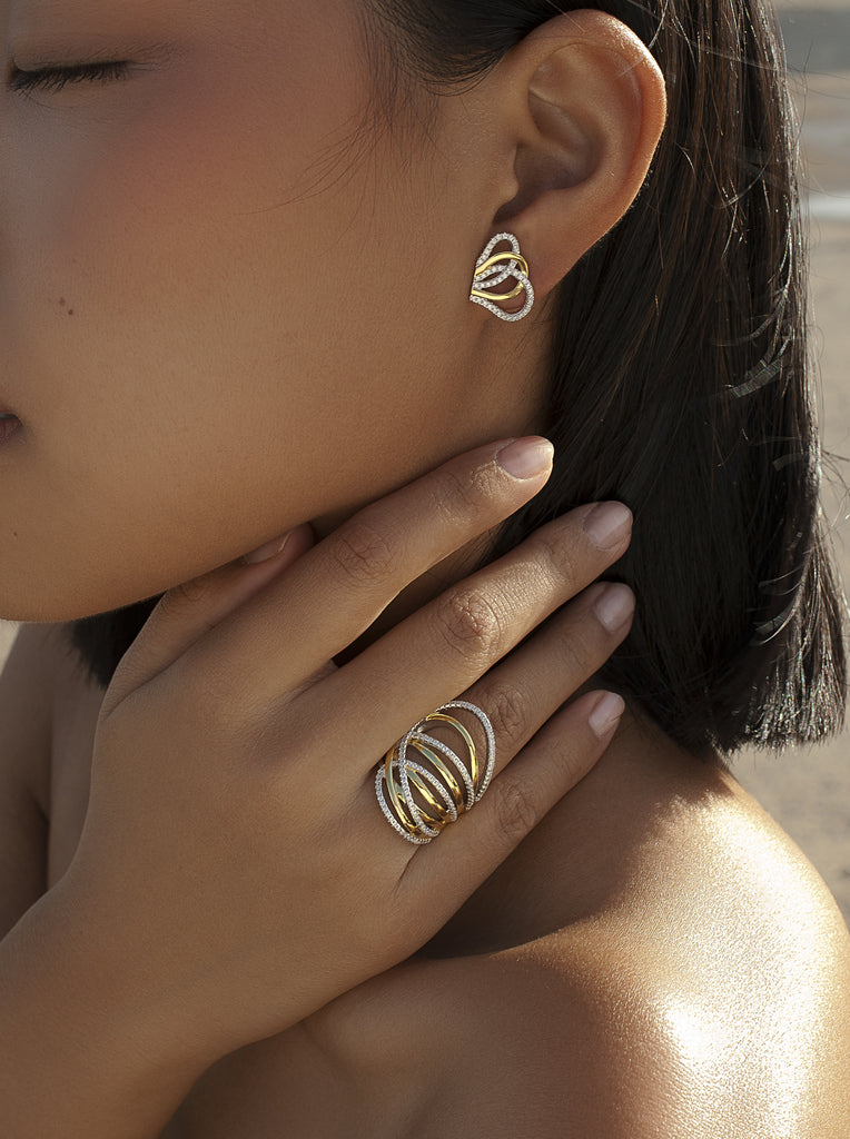 Anillo de plata bicolor con circonitas – diseño entrelazado