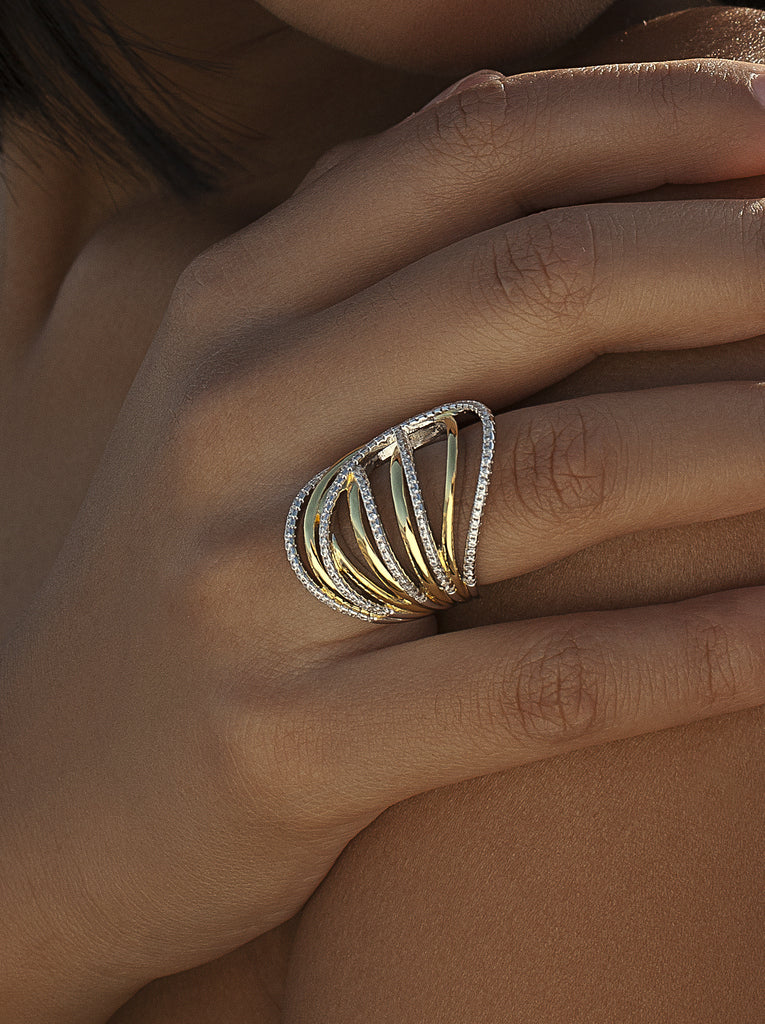 Anillo de plata bicolor con circonitas – diseño entrelazado