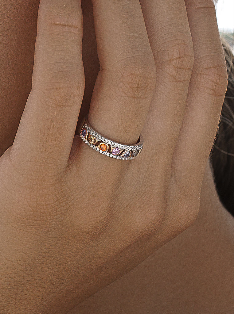 Anillo de plata bicolor con piedras de colores y circonitas
