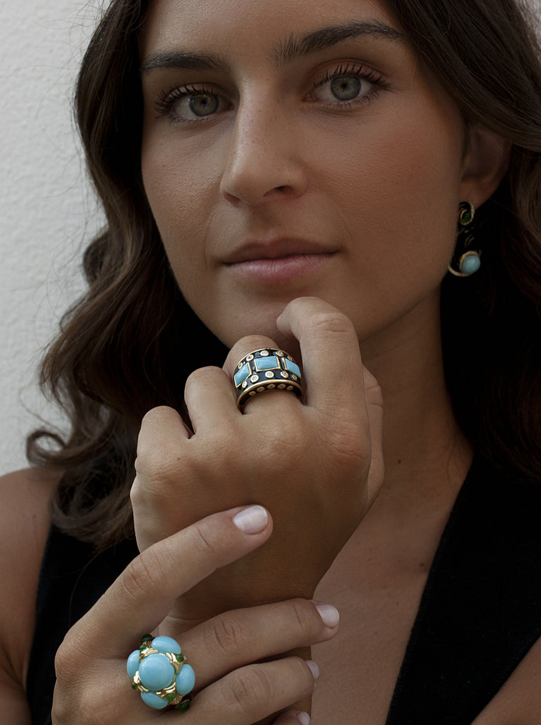 Anillo de plata chapado en oro con esmalte negro  piedra turquesa y circonitas