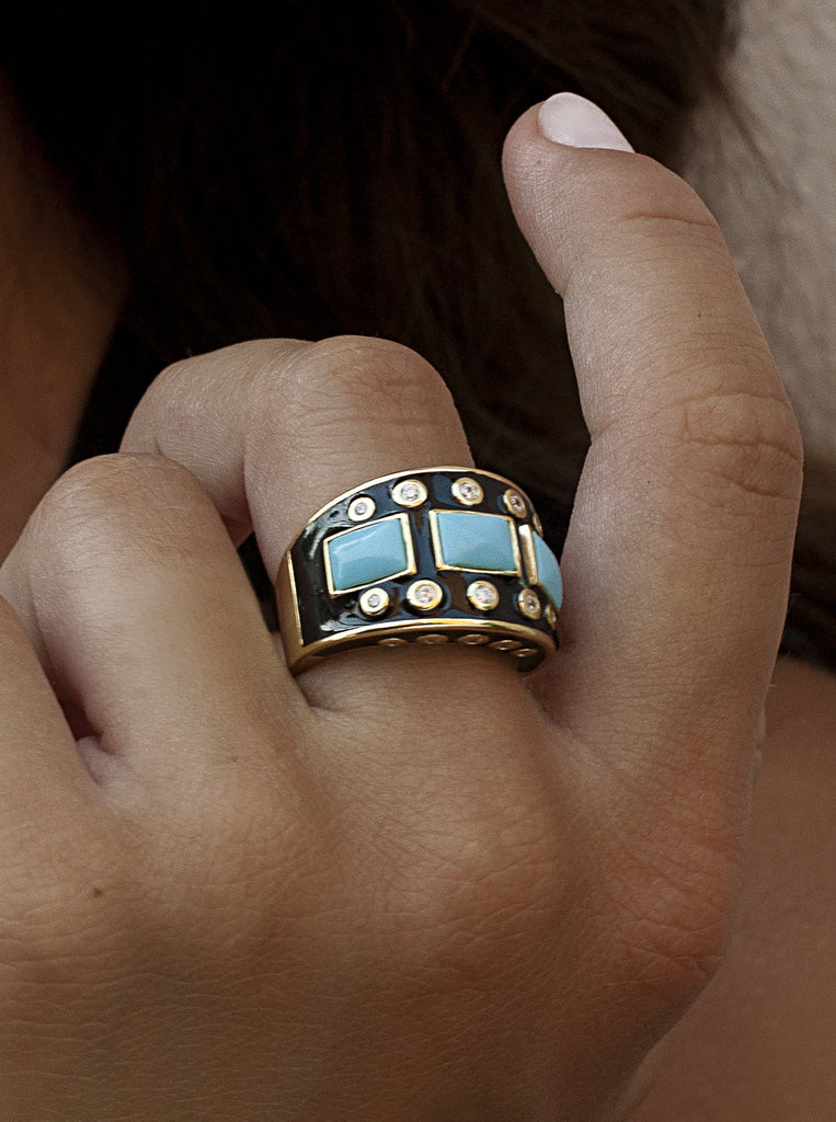 Anillo de plata chapado en oro con esmalte negro  piedra turquesa y circonitas