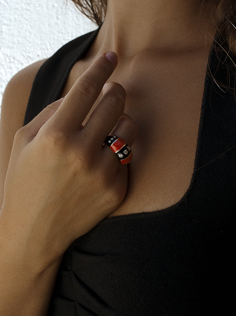 Anillo de plata chapado en oro con esmalte negro  piedra naranja y circonitas