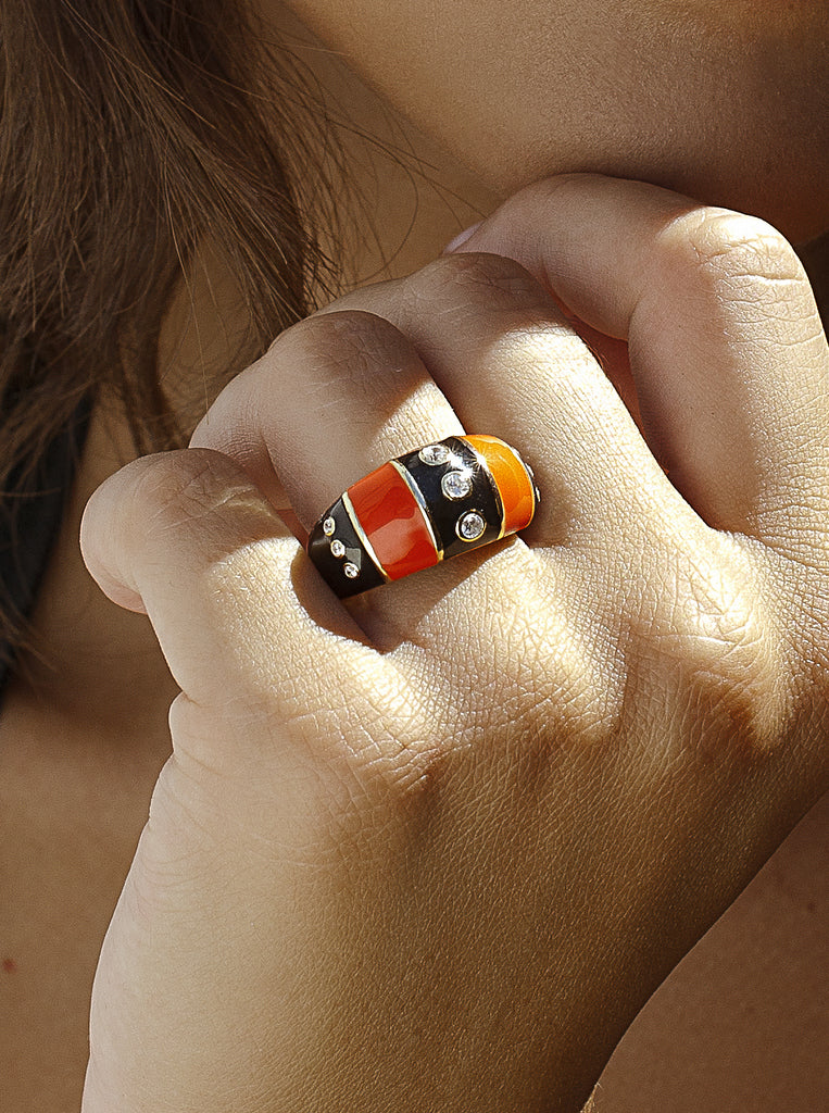 Anillo de plata chapado en oro con esmalte negro  piedra naranja y circonitas