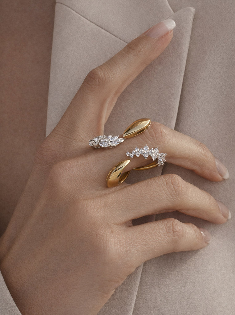 Anillo abierto de plata bañada en oro con circonitas