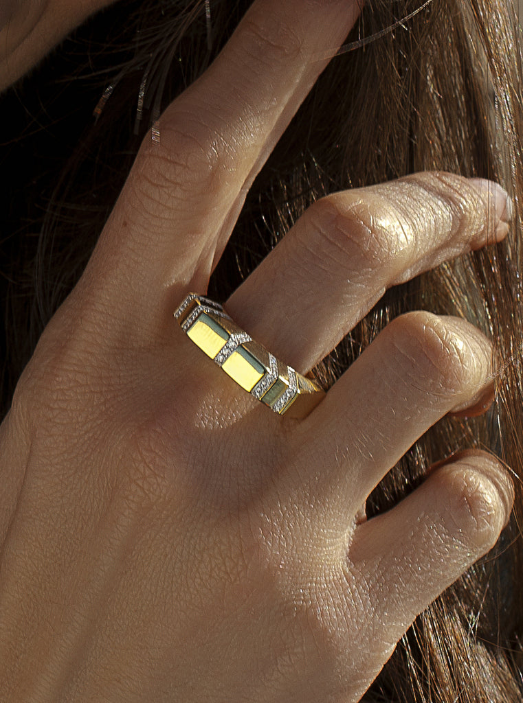 Anillo ancho geométrico de plata bañada en oro con circonitas