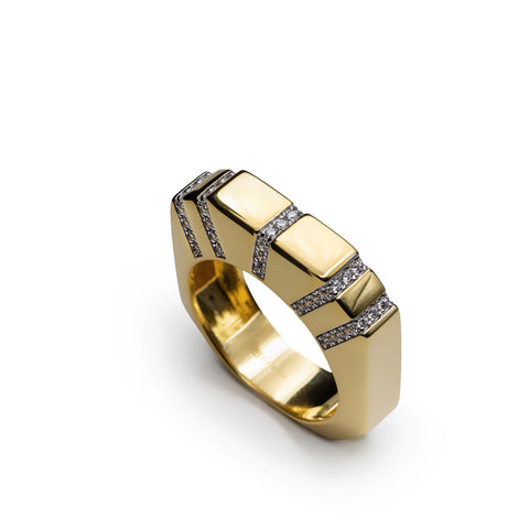 Anillo ancho geométrico de plata bañada en oro con circonitas