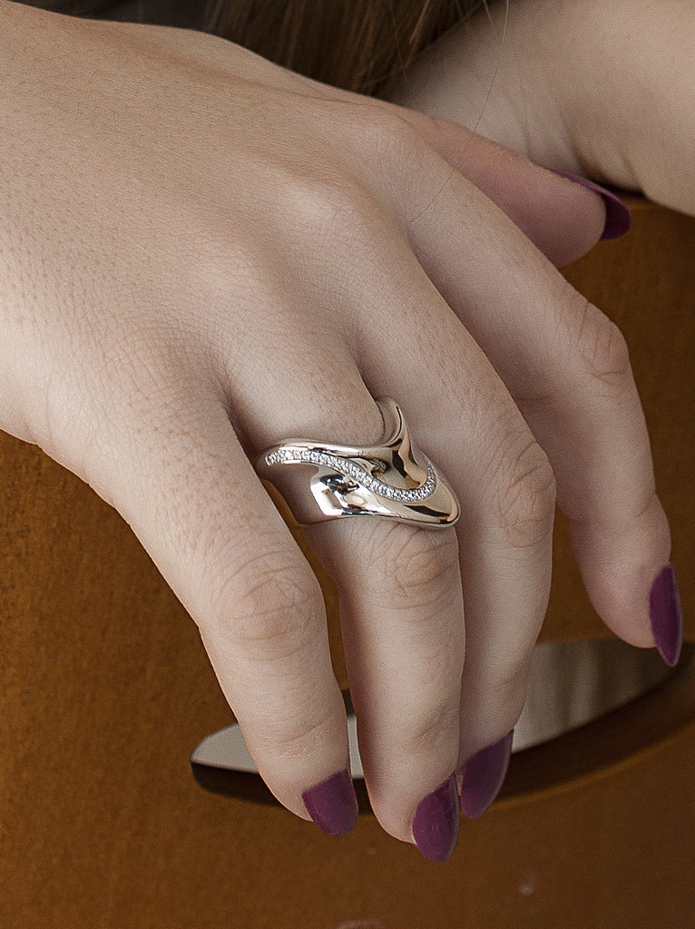 Anillo ancho de plata 925 con ondas y circonitas