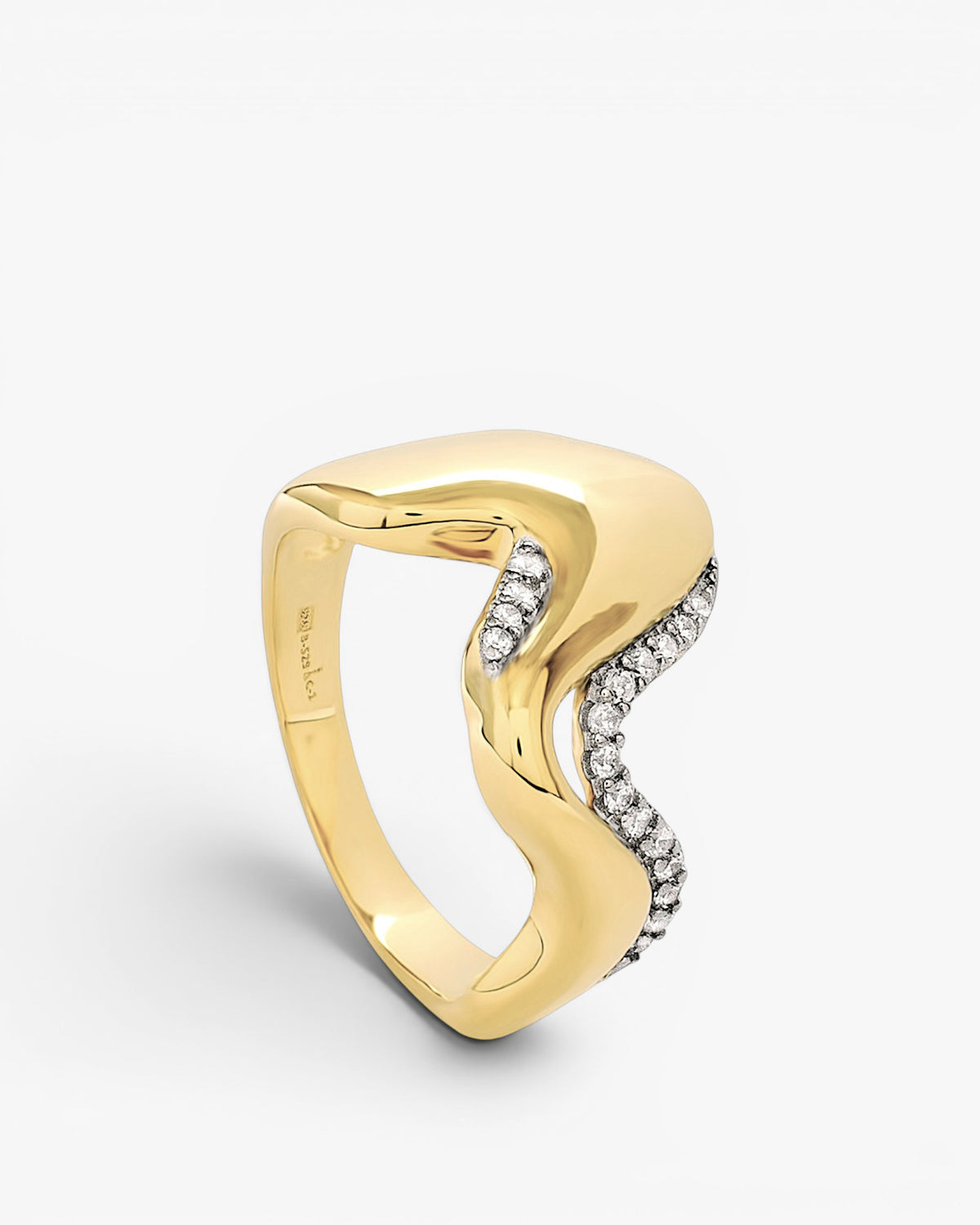 Anillo ondulado de plata bañada en oro con circonitas