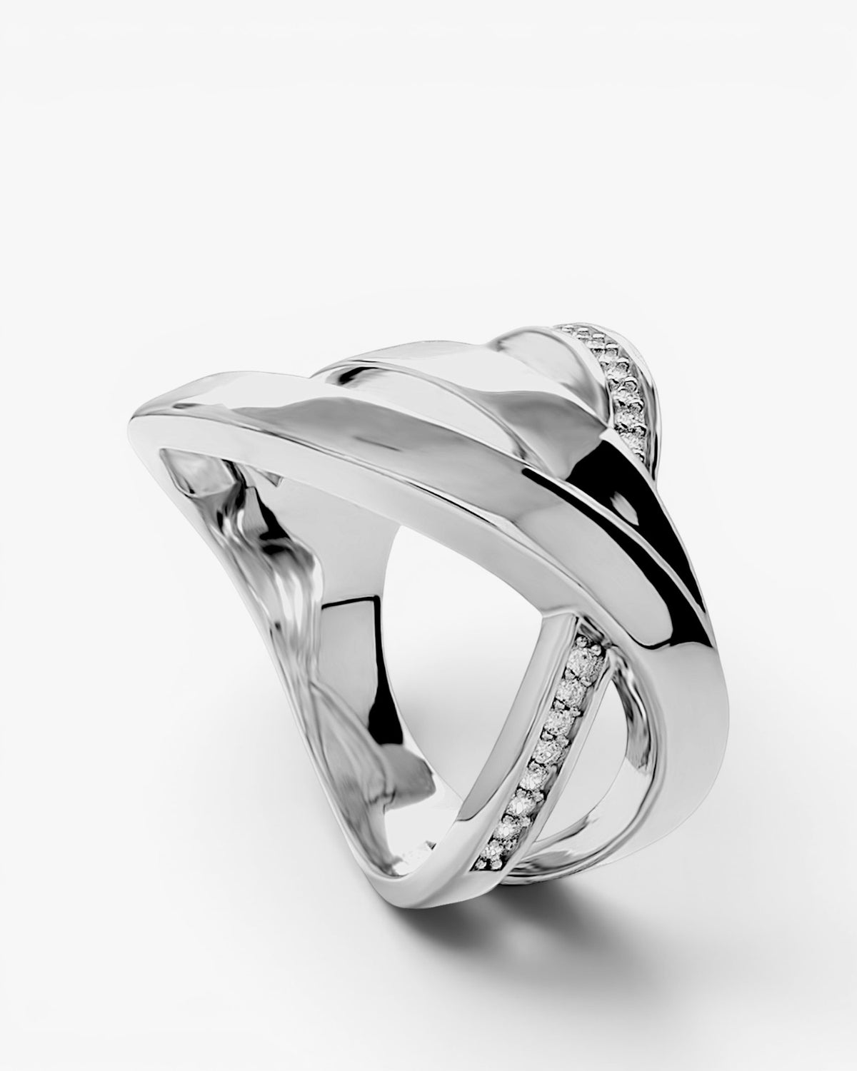 Anillo ancho de plata 925 con diseño cruzado y circonitas