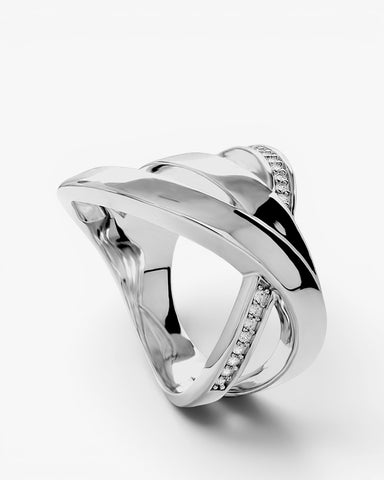 Anillo ancho de plata 925 con diseño cruzado y circonitas