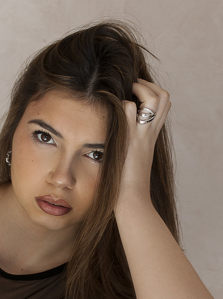 Anillo ancho de plata 925 con diseño cruzado y circonitas