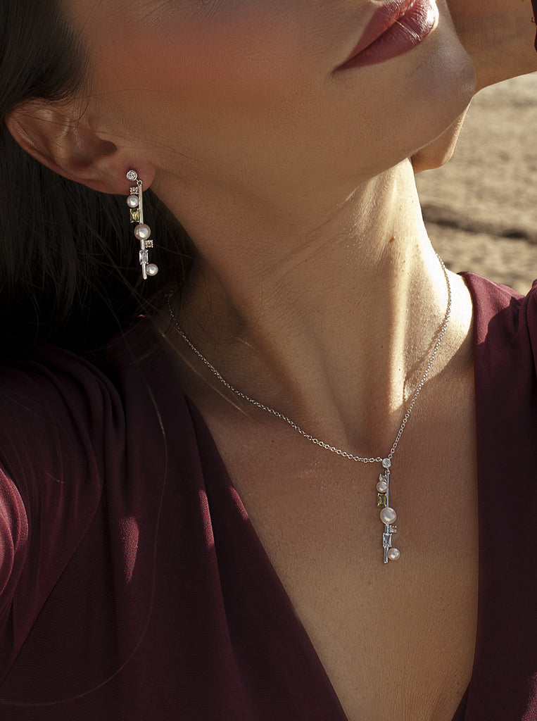 Pendientes largos de plata de ley con perlas y piedras multicolor