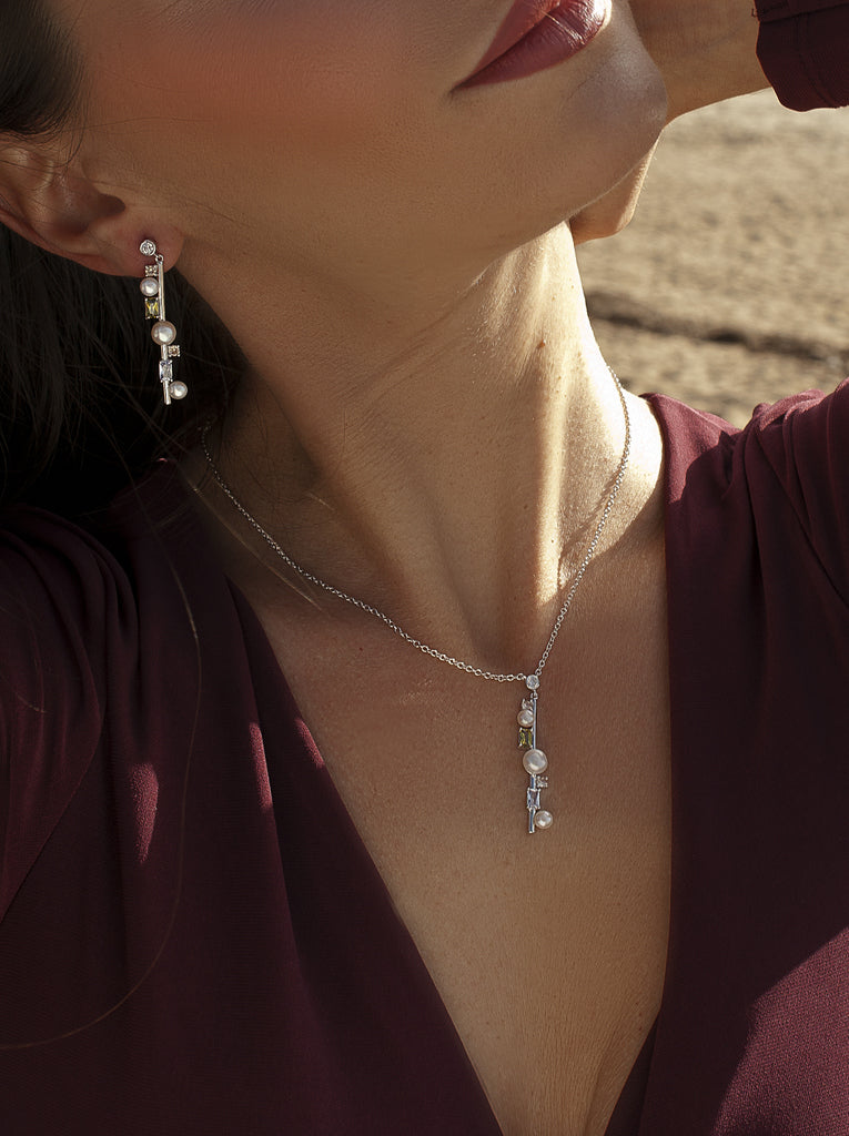 Collar de plata con colgante de perlas y piedras multicolor